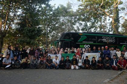 Rombongan Ziarah Kubra KMNU UIN Sunan Kalijaga saat pemberangkatan ziarah, Jum'at (23/06/2023). (Foto: Dok)