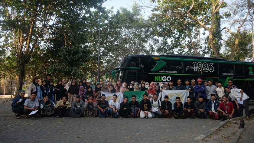 Rombongan Ziarah Kubra KMNU UIN Sunan Kalijaga saat pemberangkatan ziarah, Jum'at (23/06/2023). (Foto: Dok)