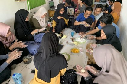 Para peserta tengah membuat makanan moci bersma. Sumber Foto: Dokumentasi panitia