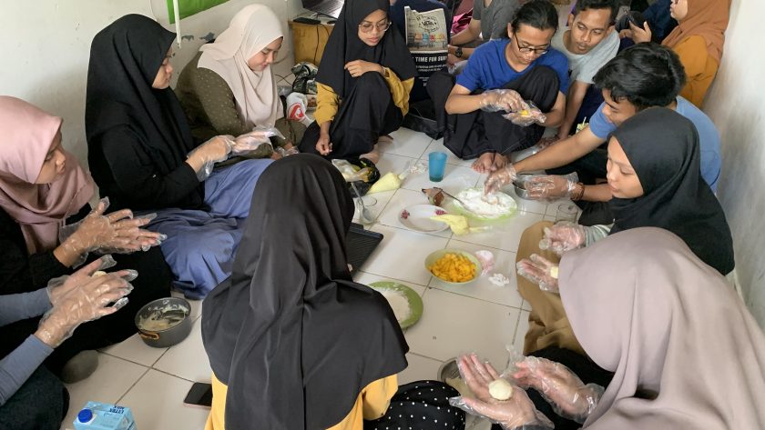 Para peserta tengah membuat makanan moci bersma. Sumber Foto: Dokumentasi panitia