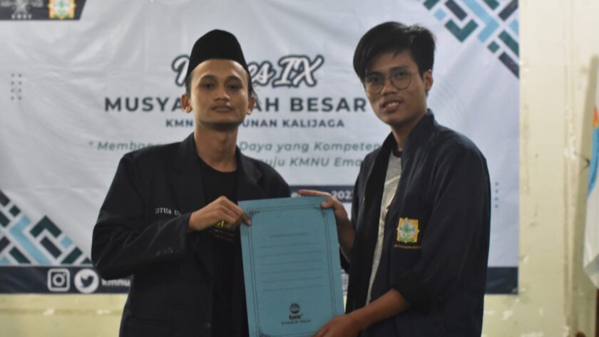 Penandatanganan serah terima jabatan antara Ketua Umum Komisariat KMNU UIN Sunan Kalijaga yang lama dan yang baru