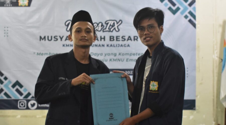 Penandatanganan serah terima jabatan antara Ketua Umum Komisariat KMNU UIN Sunan Kalijaga yang lama dan yang baru